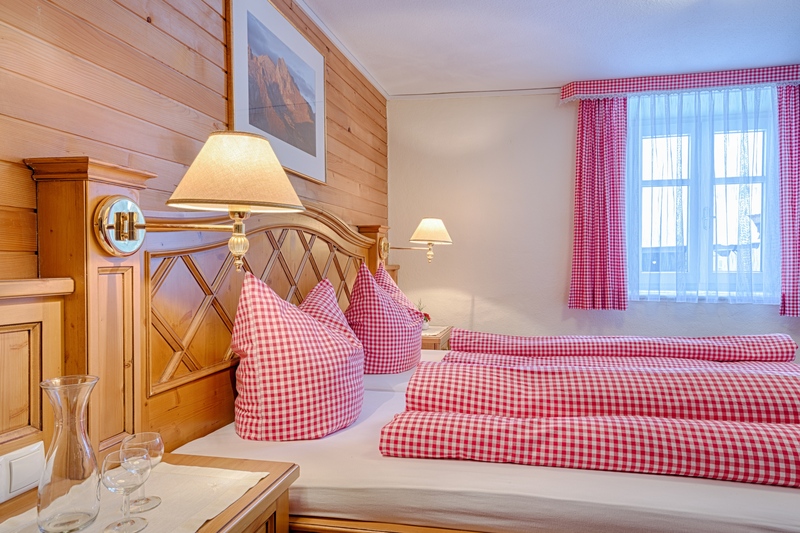 Zimmer 2 Kategorie Sonnenkopf Landhaus Walch Detail mit Bett.jpg